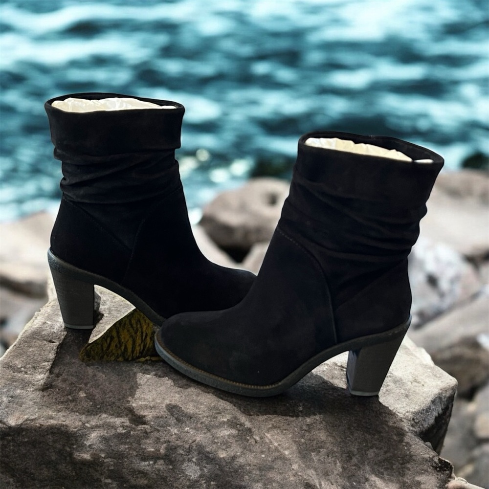 💕VINTAGE💕 Free Shipping Vince Camuto Black Heeled Boots